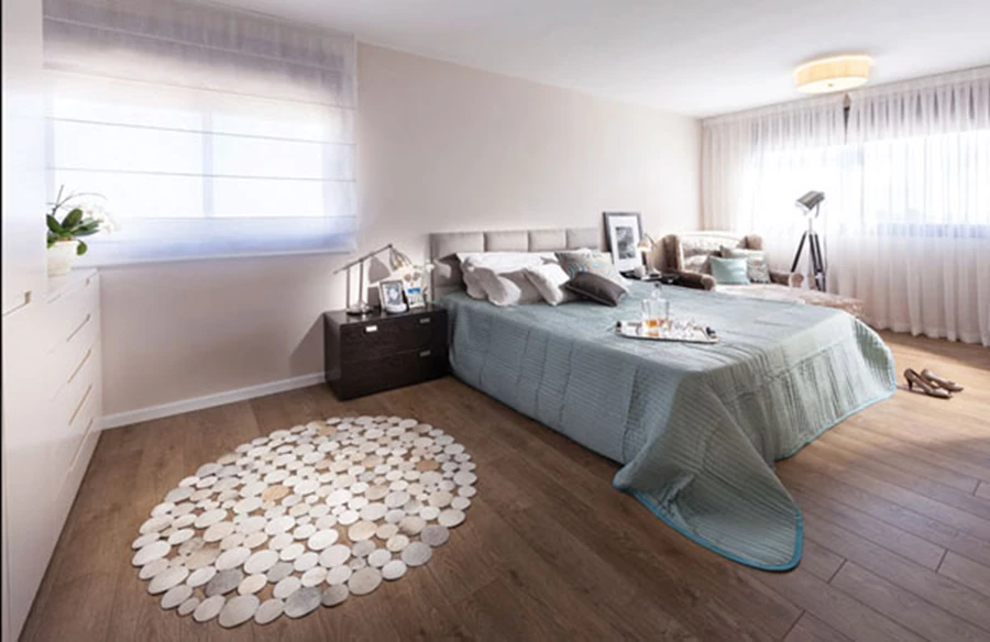 יחידת השינה המרווחת שהתקבלה עם איחוד שני חדרים. ריצוף פרקט, שפע של ארונות שתוכננו בקפידה ייעודית לצרכי אחסון, מיטה עם גב מרופד, וילונות אווריריים וטקסטילים נוסכי רכות. מיטה: