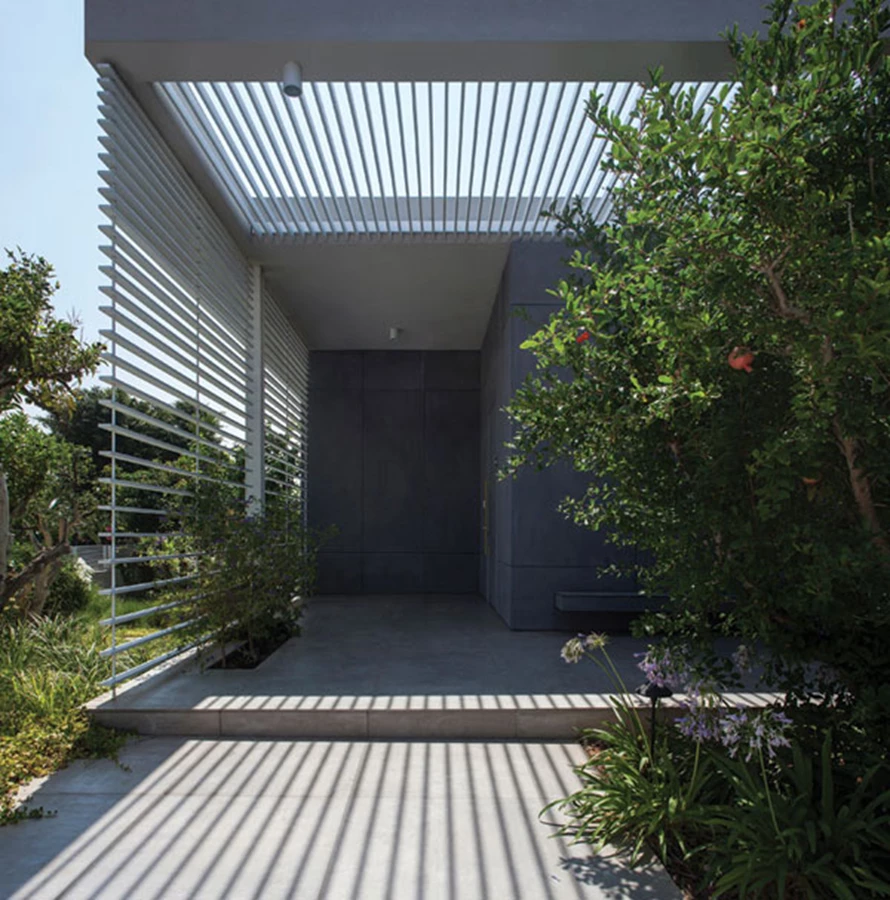 מבואת הכניסה: חיפוי קירות בלוחות פרקלקס אפורים, ריצוף אבן אפורה במרקם מט, ורפפות אופקיות התוחמות את שטחה. פסי האלומיניום של הרפפות עוצבו ויוצרו ייעודית עם פרט מיוחד שפיתחו האדריכלים לצורך זה.  גדרות ורפפות: