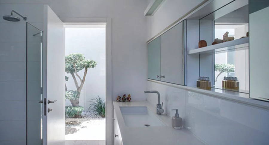 גישה יציאה אל החוץ מתוך החדרים. השביל המרוצף ביציאה מהם מהווה ציר תנועה נוסף המאפשר לעבור אל האגף הציבורי דרך החוץ והגינה.