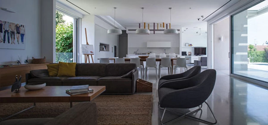 האגף הציבורי: מופע פתוח ונינוח, תחום בויטרינות שקופות המייצרות חזית שקופה ומעניקות גישה ישירה אל החוץ. הפונקציות המשותפות ממוקמות לאורכו כרצף נטול מחיצות חלוקה: סלון, פינת אוכל, מטבח וחדר משפחה שצמוד אליו. ריצוף באריחי סומסום מקנה טעם חמים של פעם, ותאורה מגוונת מותאמת בקפידה לייעודים שונים. אלומיניום: