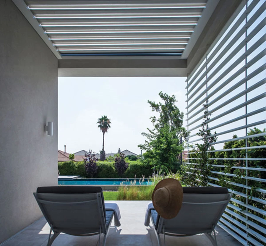 יחידת ההורים: יציאה אל המעבר חושפת את הפטיו, והיציאה אל החוץ מתרחבת לכדי פינת ישיבה אינטימית, תחומה ברפפות האלומיניום בדומה למבואת הכניסה אל הבית.