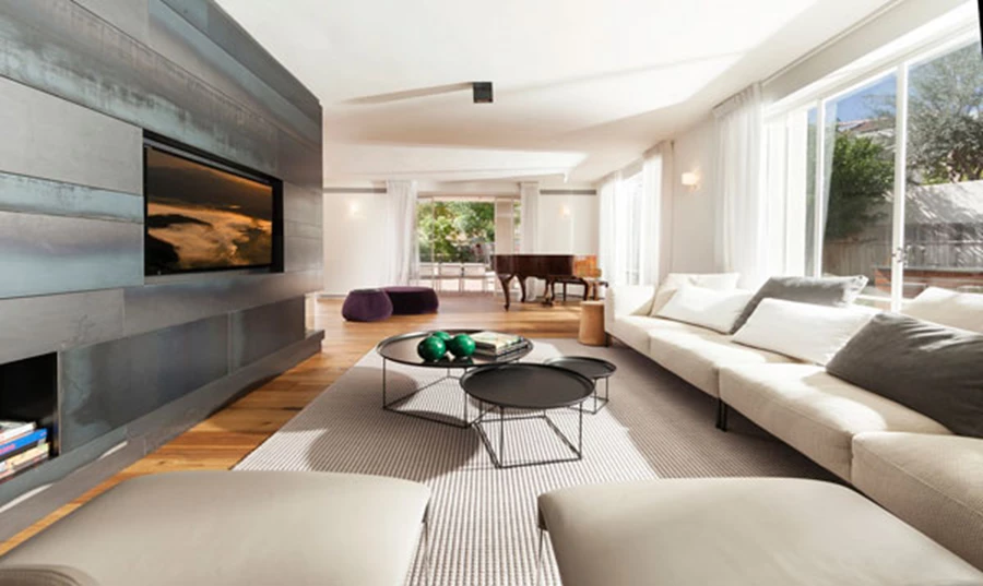 אדריכלית טל תמיר- חלל מונוכרומטי שטוף שמש עם נגיעות צבע