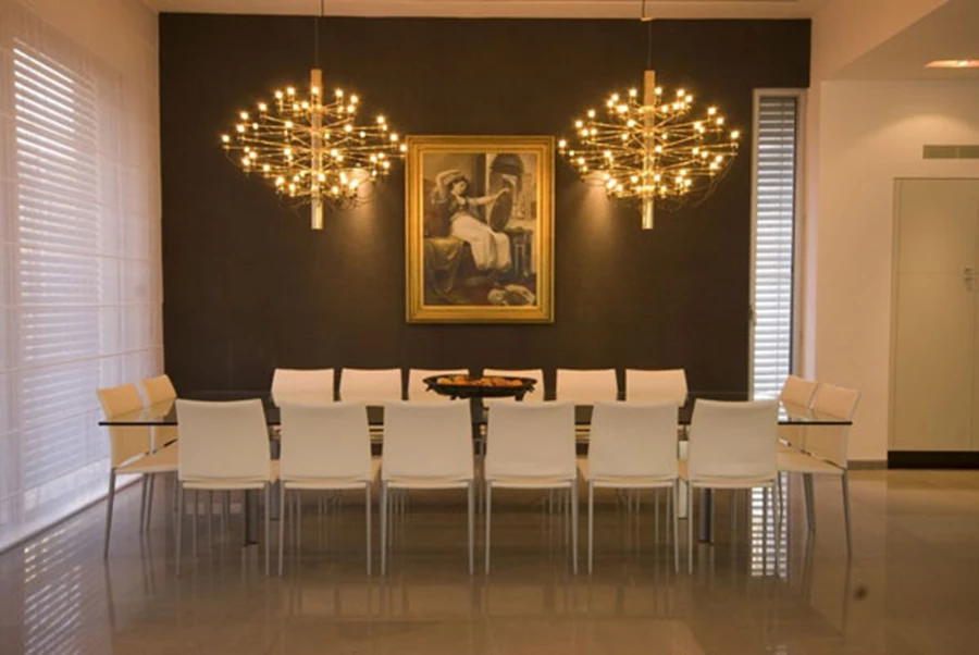 גופי תאורה בעלי נוכחות מעניקים לפינת האוכל את עמוד השדרה העיצובי שלה צילום-מושי גיטליס