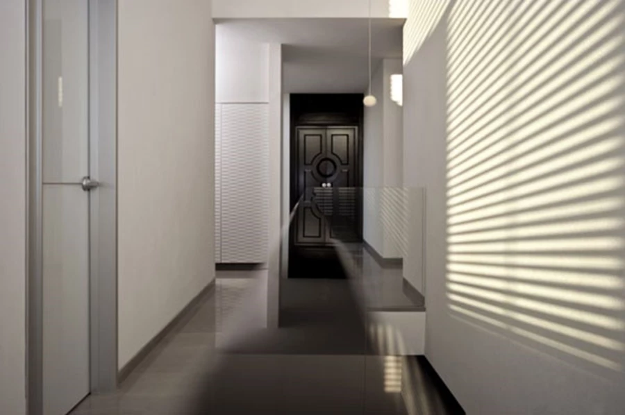 סיפור של צללים שנחים על קירות מסדרון בית פרטי צילום- מושי גיטליס