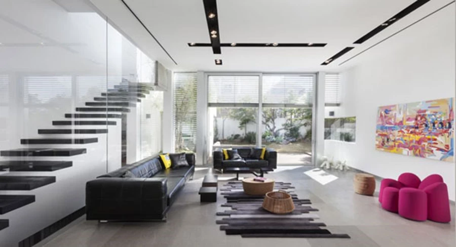 מרחב מגורים המשלב תעלות תאורה צילום- אלעד גונן