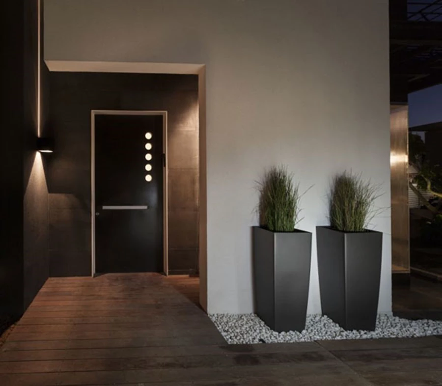 משחקי תאורה מעודנים מסמנים על ידי החרירים שבדלת האם יש מישהו בבית. כל-חוויית הכניסה הופכת חמימה ומזמינה צילום - אלעד גונן