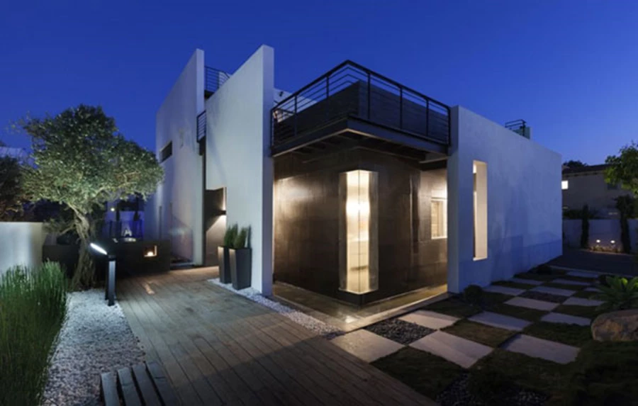 מבט על אותו הבית בשעות הערב - התאורה מקבלת מקום מרכזי ומסייעת בשמירה על אופיו המיוחד של הבית צילום- אלעד גונן