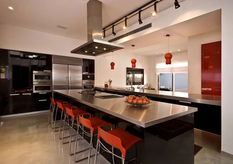 מטבח בבית בהוד השרון בו ניכרת תשומת הלב לכתמי הצבע, למינונים ולאופן פריסתם בחלל צילום- מושי גיטליס