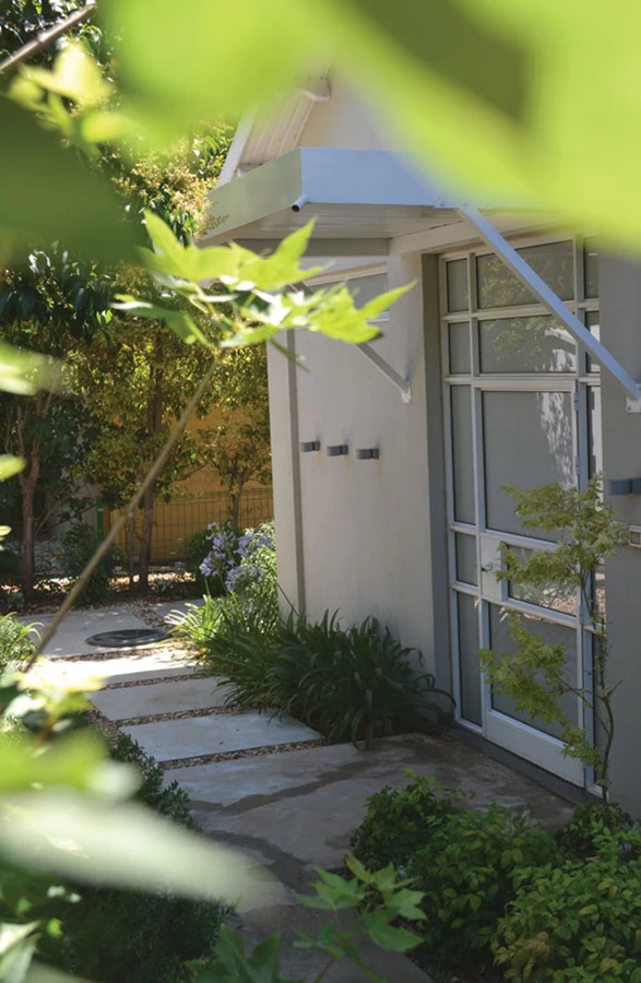 הצללה וגוונים של ירוק מוסיפים רוגע ושקט