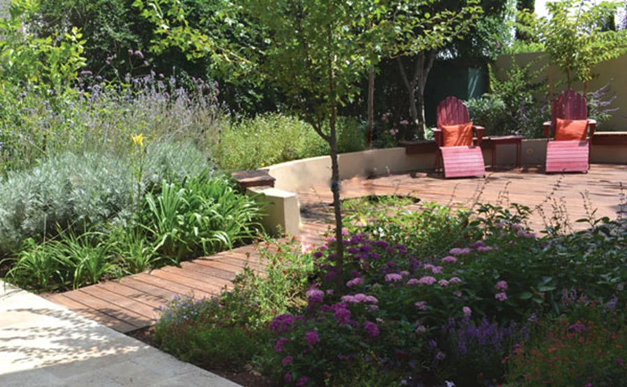 ישיבת פינה עטופה בצמחייה המפרידה בין גינה לרחוב