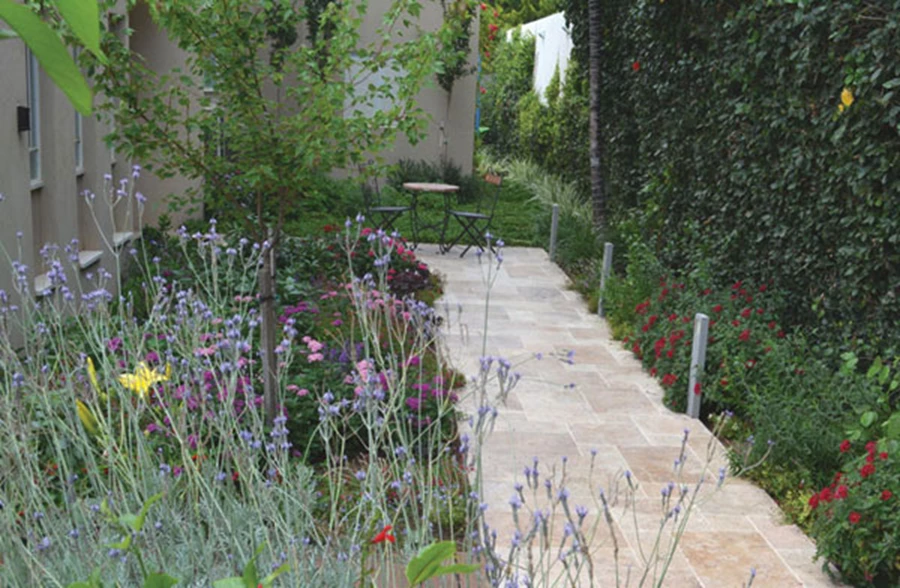 שביל ראשי אל כניסת הבית-נוח, מזמין וססגוני.