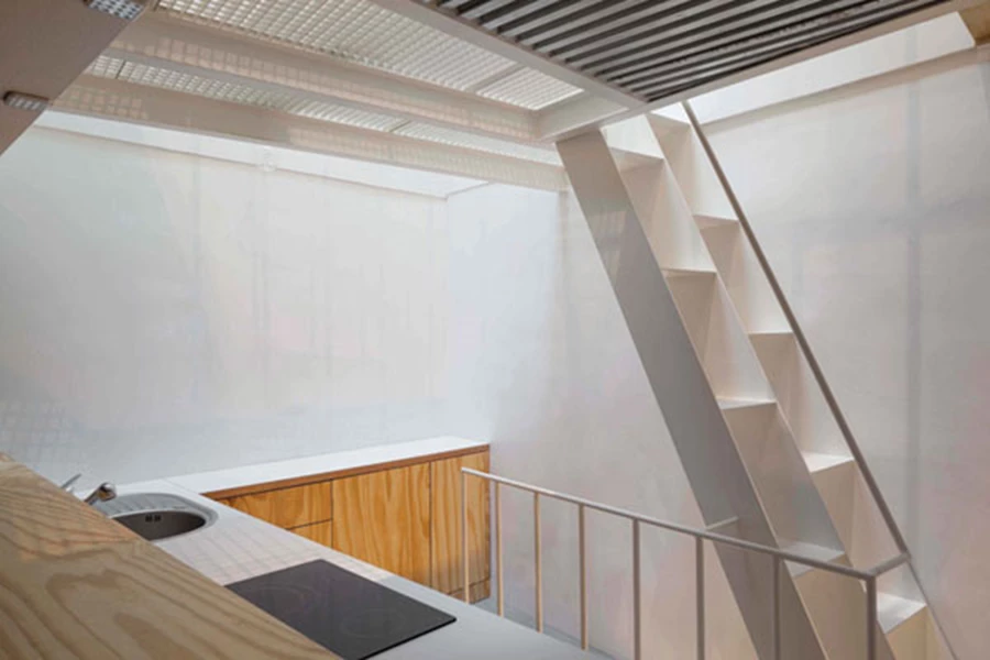 פינת מטבח מינימליסטית בקומה השנייה.