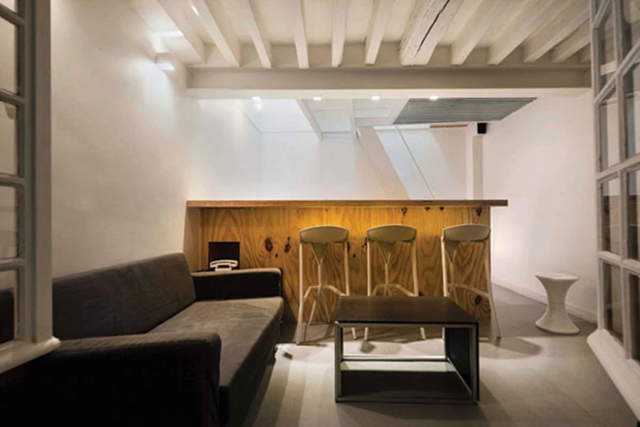 חדר מגורים כולל שולחן בר לישיבה.