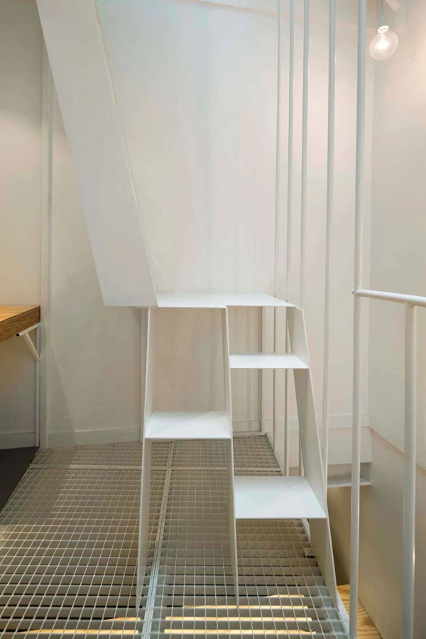 גרמי המדרגות הצרים עוצבו כך שלא יתפסו נפח בחלל ויהוו אלמנט עיצובי.