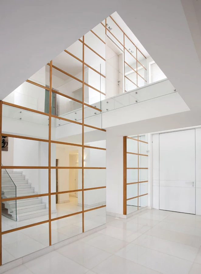 בעקבות הקיר...