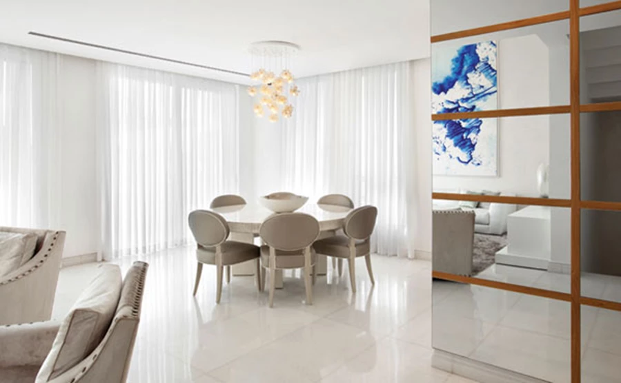 פינת האוכל: מופע קלאסי מעודן מגלם את הרוגע והשקט שביקש העיצוב ליצור.