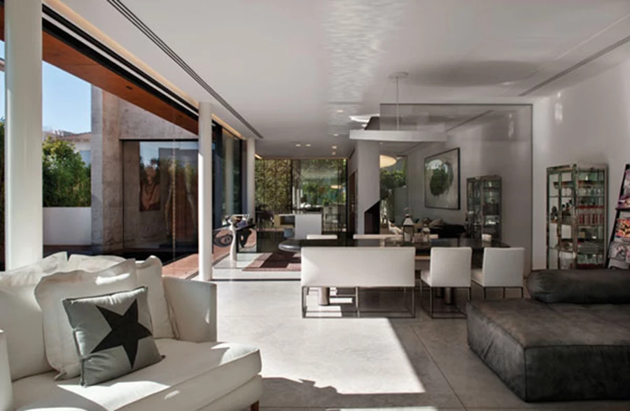 החלל הציבורי כציר אורכי רציף נטול כל מחיצות חלוקה. השתקפויות האור במי הבריכה חודרות פנימה ומשרטטות ציורים על פני שטחה של התקרה תוך העשרת החלל בממד דינאמי. ריצוף בטון אדריכלי וקירות בטון לבנים. ריהוט: אריק בן שמחון.