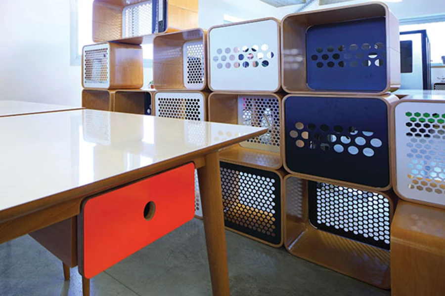 תקריב של מערך התיבות והשולחנות, שעוצבו ייעודית ע