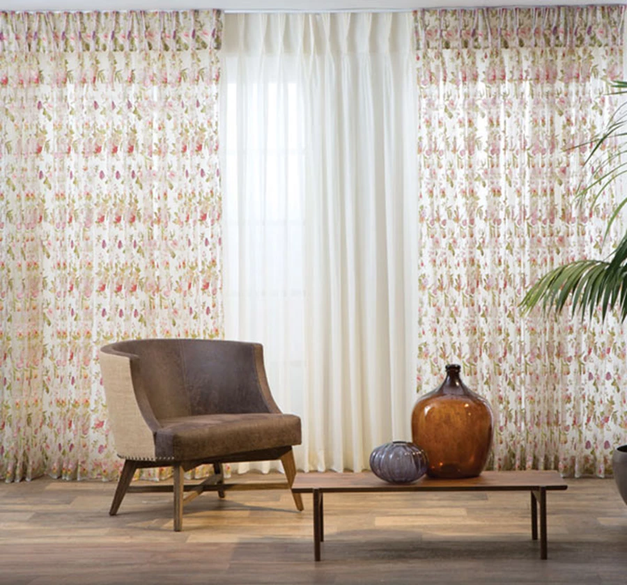 בסיס בהיר חצי שקוף ושכבה דקורטיבית צבעונית