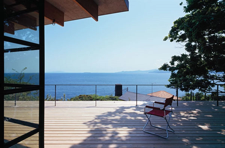 המרפסת הצופה אל הנוף. מרוצפת עץ ותחומה במעקה ברזל עם כבלי מתכת דקים המאפשרים ליהנות ממלוא יופייה של הסביבה.