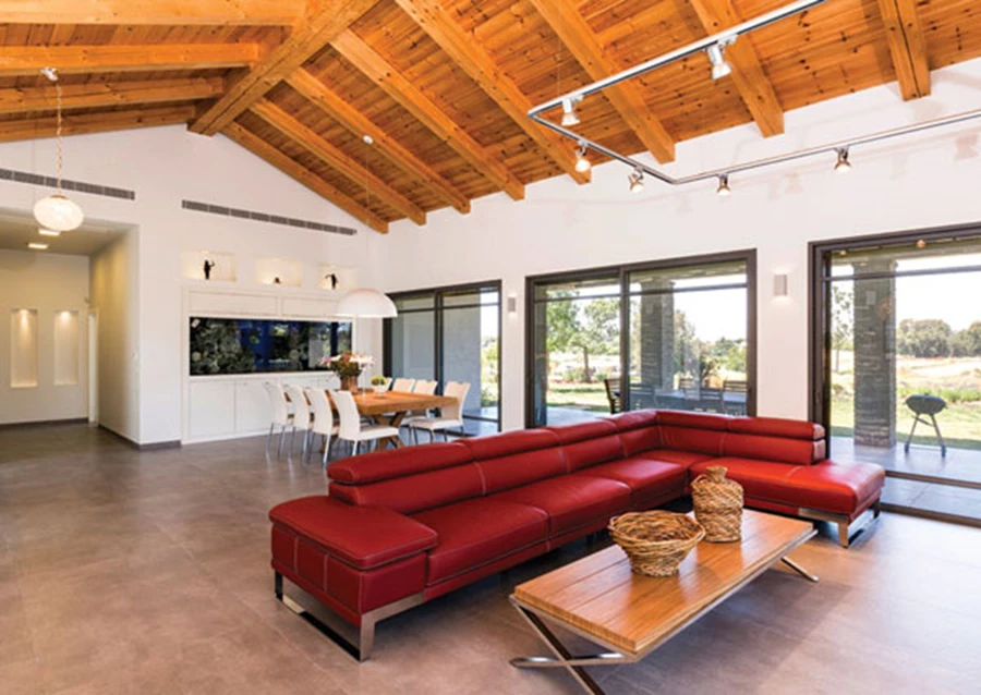 פתרון לאקווריום גדול בחלל המגורים משלב אותו בתוך יחידת נגרות שתוכננה ייעודית, כולל חללים לאחסון המערכות הנדרשות להפעלתו וגומחות דקורטיביות בחלקה העליון.