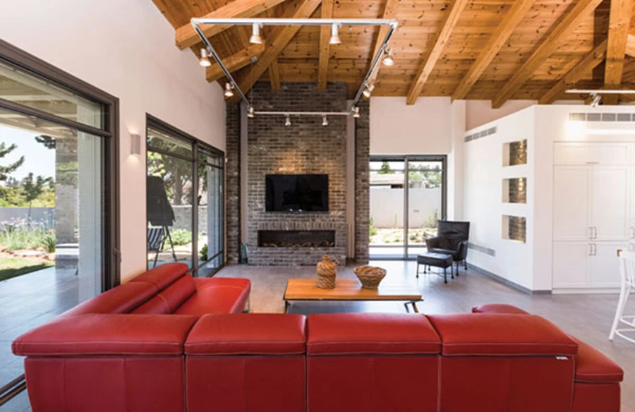 החלל הציבורי: תקרת עץ משופעת, ריצוף באריחי גרניט פורצלן גדולים במראה בטון, וחיפוי בלני פירוקים כהות משתלב בין קירות לבנים. התאורה מגוונת וכוללת פסי צבירה משולבים בספוטים המכוונים להפצת אור ממוקדת, גופים דקורטיביים תלויים המשתלשלים מתקרת העץ וגופים צמודי קיר. חיפוי לבנים: 