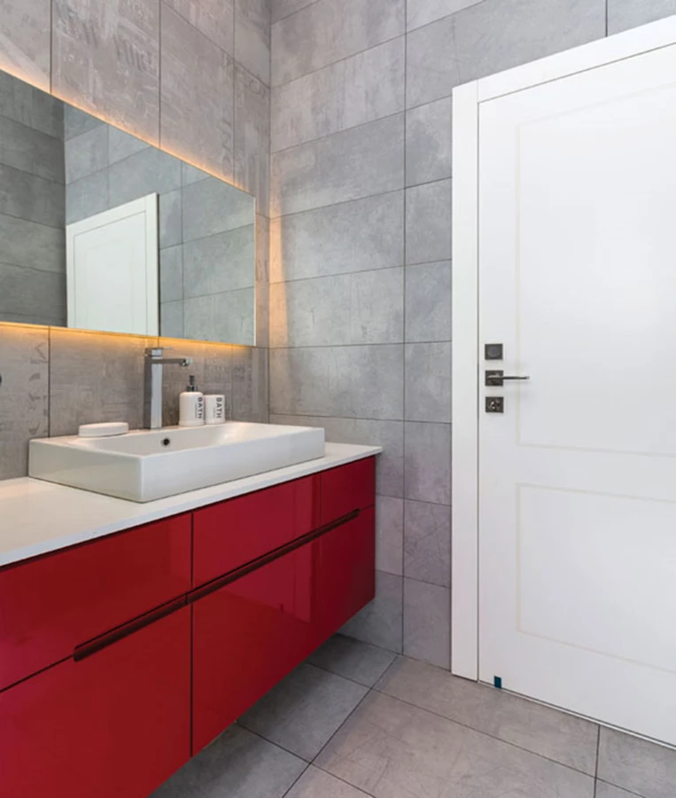 בתמונות: יחידות כיור מרחפות ונוחות לשימוש ועיצובים מוקפד בחדרי הרחצה של סוויטות הילדים ובשירותי האורחים.