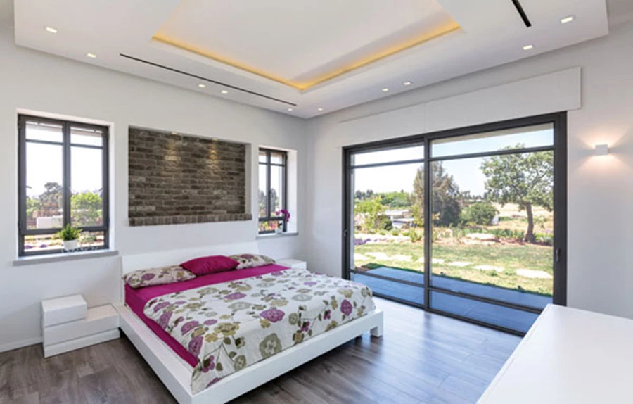 יחידת השינה של ההורים: חלל מרווח עם יציאה ישירה אל החוץ. ריצוף פרקט, גומחה עם חיפוי  לבנים מעל המיטה, ותקרת גבס צפה שמרכזה הינו מעין ריבוע גדול החושף את התקרה המקורית תוך הפצת אור מגופים נסתרים. דלתות לחדרי רחצה ושירותים: