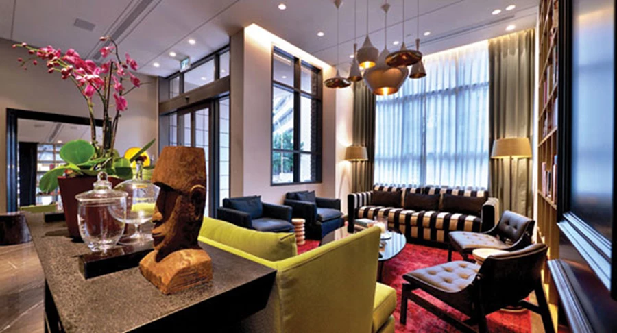 פינת ההסבה בלובי מעוצבת כסלון ביתי לכל דבר. הספרייה ה