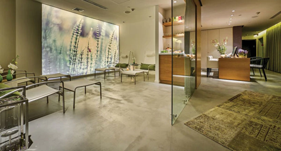 בקומת הספא: מארג עיצובי רגוע, נשען על גוונים בהירים עם נגיעות ירוקות המעניקות תחושה של  טבע רענן.