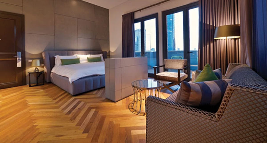 סוויטה במלון: כוללת מטבחון, חדר ארונות, חדר רחצה מפנק ומרפסת. ריצוף בפרקט פישבון, חיפוי קיר בבטון, ופריטי ריהוט, תאורה וטקסטיל מובחרים.