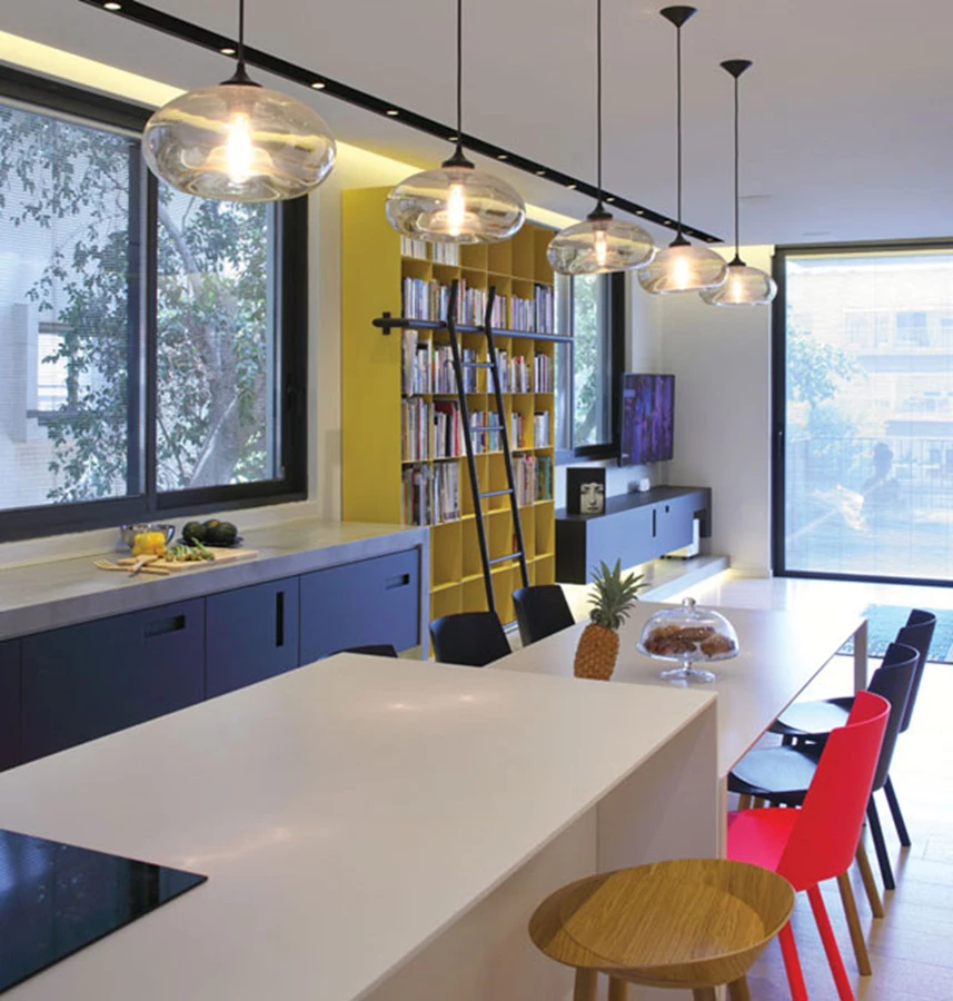 חלל המגורים כציר אורכי רציף. הספרייה הצהובה מהווה סוג של