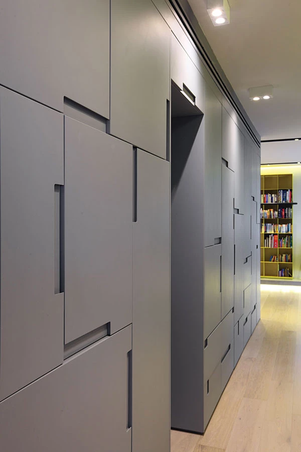 יחידת אחסון גדולה מפרידה בין חדר הילדים והחדר הצמוד אליו, שהתקבל עם חלוקת החלל החדשה. אחת מחזיתות הארון משמשת כפתח מעבר בין שני החללים, שהותאם במידתו לילדים ומזמין אותם לשחק ולתת לדמיון לעוף.