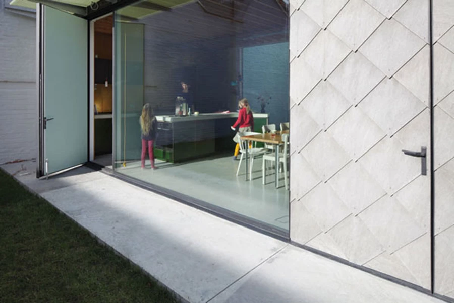 העיקרון הקלאסי לפיו קירות הם האלמנטים קבועים ואילו דלתות זכוכית הן האלמנטים הניידים עובר כאן היפוך