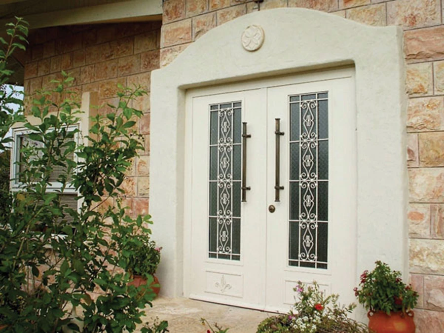 דלת כניסה בבית פרטי בכפר ורדים, דגם AV, שתי כנפיים ושילוב של חלונות זכוכית ופרזול אמנותי. 