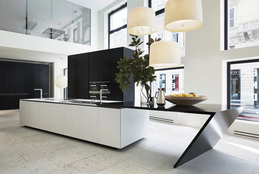 שימוש בקוריאן ואמירה צורנית מודרנית ומקורית במטבח שעיצב האדריכל דניאל ליבסקינד לחברת POLIFORM.