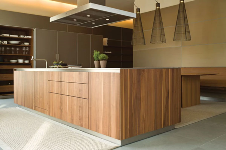 קווים נקיים, שימוש בעץ, ומגירות בעיצוב מוקפד לאחסון ייעודי. BULTHAUP.