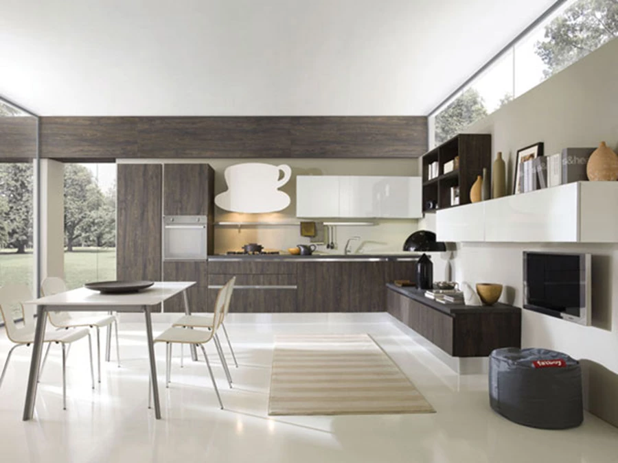 יחידות בגבהים שונים, מדפים פתוחים וגווני אדמה שמשתלבים עם גון לבן. ARAN