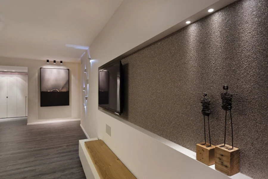 על קיר הטלוויזיה בסלון: טפט עשוי רסיסי זכוכית במרקם עשיר המייצר עניין. טפט: אורנה & מינה.