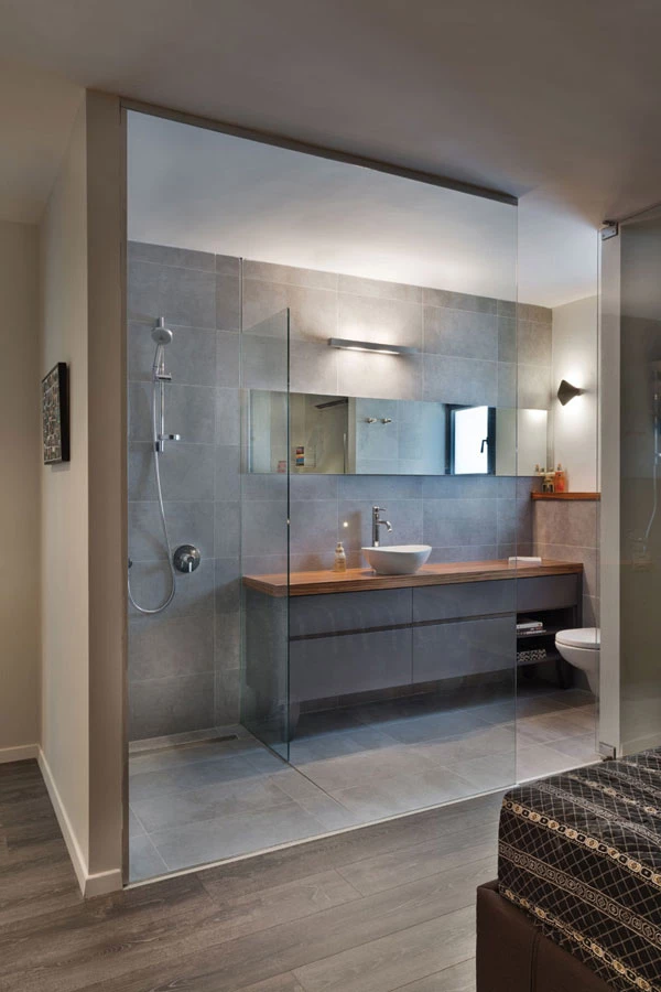 יחידת ההורים: מחיצת זכוכית שקופה מפרידה בין אזורי השינה והרחצה ומדגישה תחושה אוורירית. זיגוג: