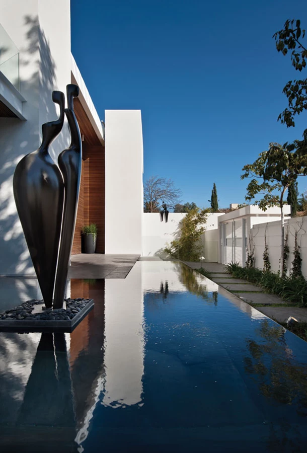 מרחב המבואה החיצונית: בריכת שיקוף בתצורת ר