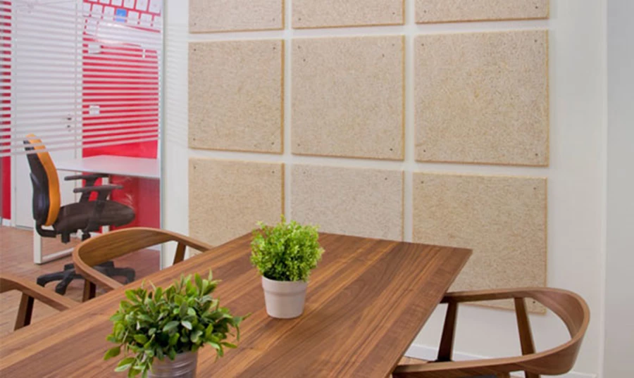 חדר הישיבות במשרד חיפוי קיר