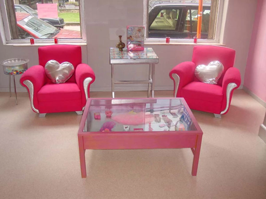 חדר המתנה לרופאת שיניים בסגנון ברבי