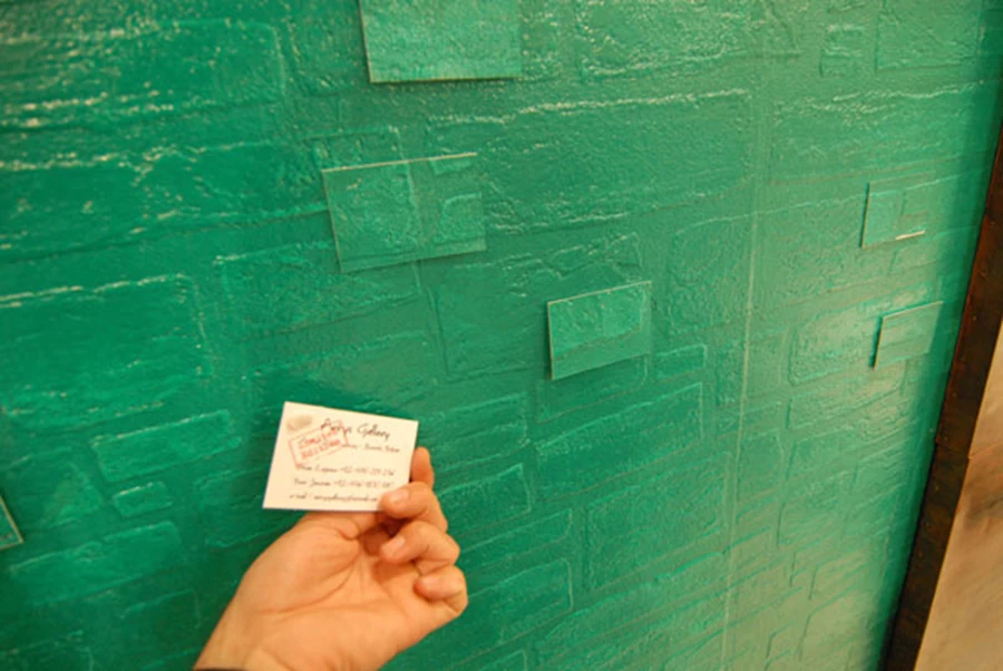 כרטיסי ביקור תואמים לקיר הסטנד שנוצרו במיוחד לתערוכה