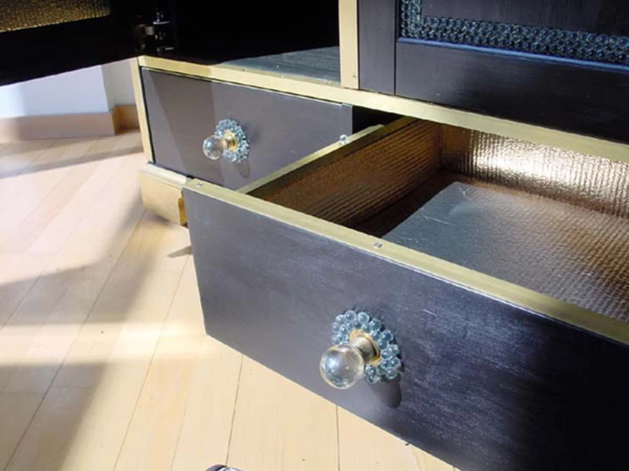 מגירות הארון שמכוסה בעשרות אלפי גולות