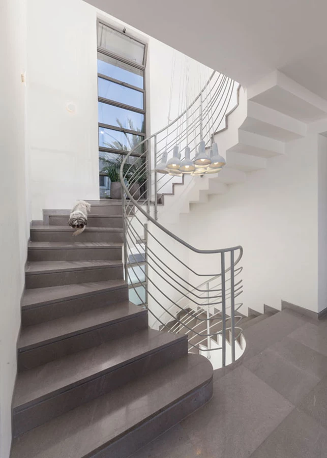 גרם המדרגות הספירלי שמוביל אל קומת המרתף והקומה העליונה.