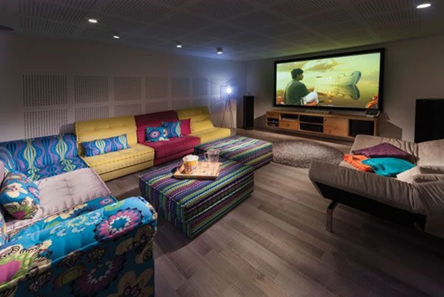 חדר הקולנוע בקומת המרתף: מרבצים מזמינים בצבעוניות ססגונית.