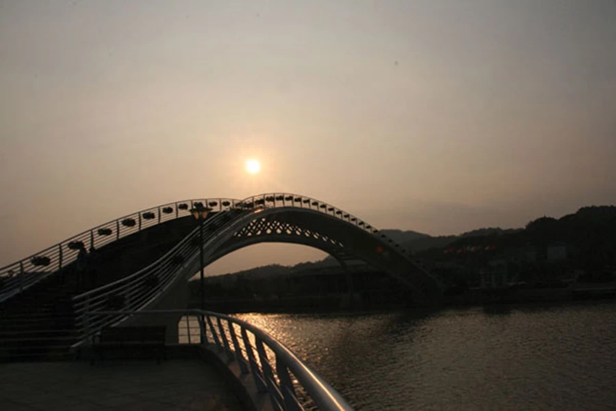 ההשראה למבניות המקושתת שמייצרת מעין תצורת פרסה, נשאבה מהגשרים רבים המאפיינים את האזור המשופע בנהרות ואגמים.