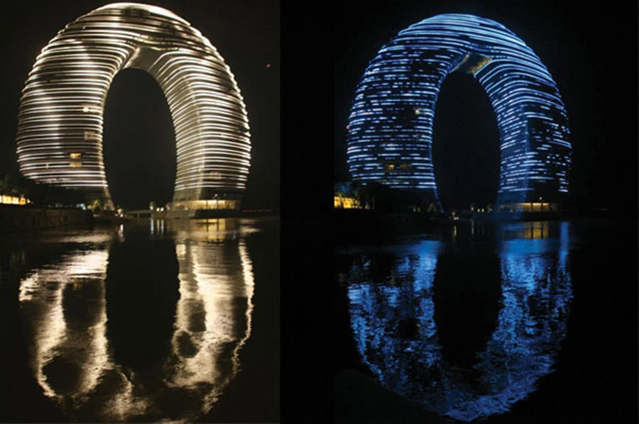 תאורה צבעונית שמאירה את המבנה בגרפיקות משתנות משתקפת במימי האגם ומייצרת מופע מגוון וקסום.