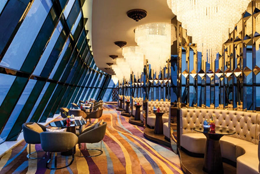 בפרק החיבור בין המגדלים: אחד מחדרי האוכל התחום בזיגוג שקוף שמאפשר להשקיף לנוף הסביבה.